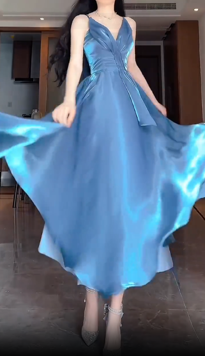 Blue Sleeveless Hip-wrapped Halter Satin V-Neck Graduation Dress Prom Dress