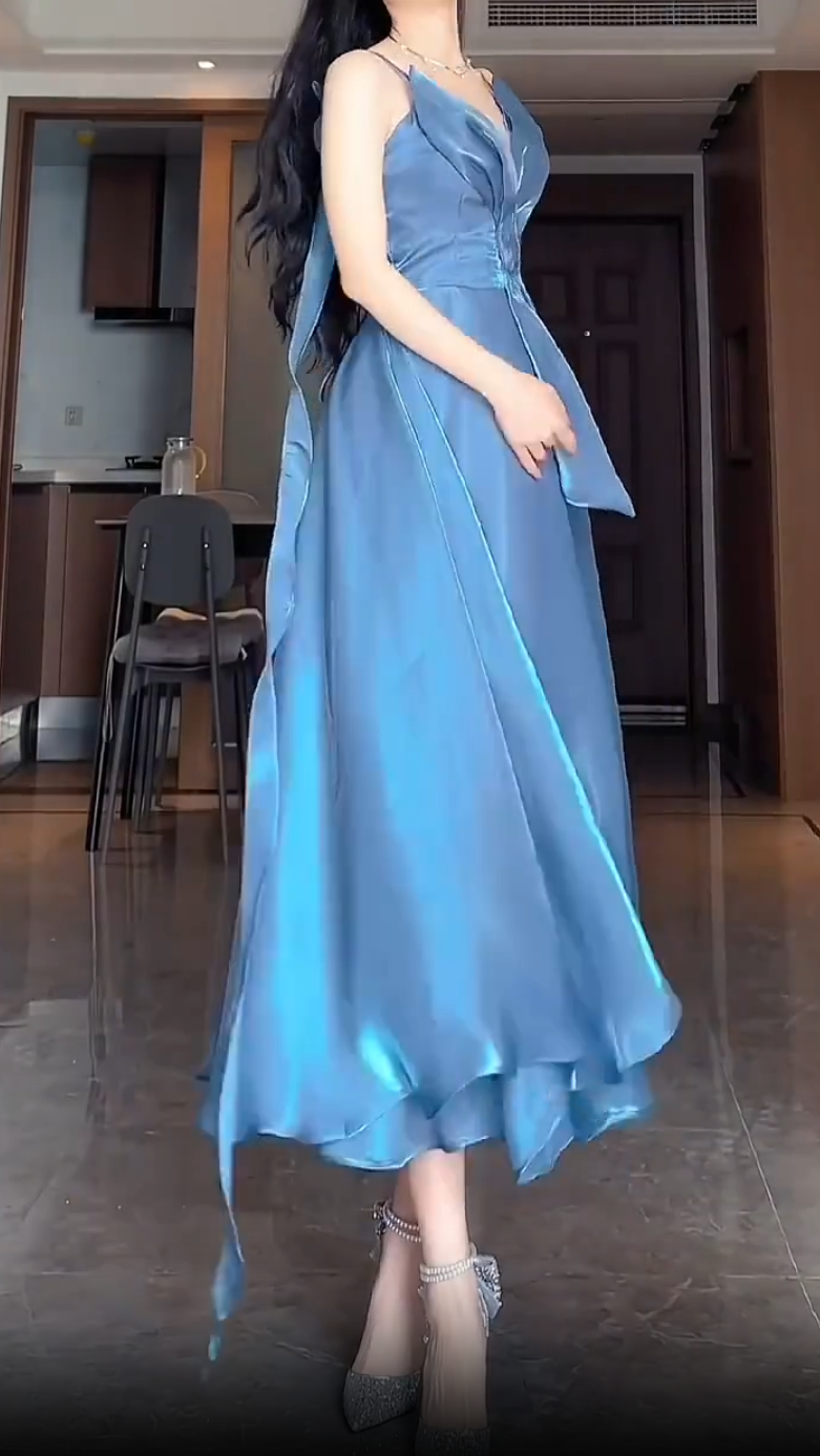 Blue Sleeveless Hip-wrapped Halter Satin V-Neck Graduation Dress Prom Dress